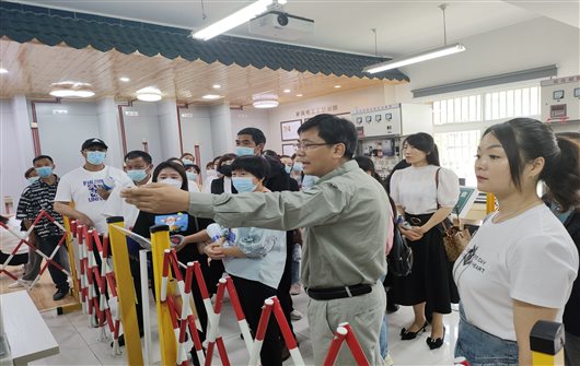 E:学校照片2.25家长进校日微信图片_20220525110420.jpg